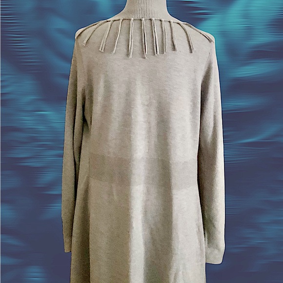 EUC! WHITE HOUSE BLACK MARKET GRAY FRINGE CARDIGAN - Picture 4 of 9